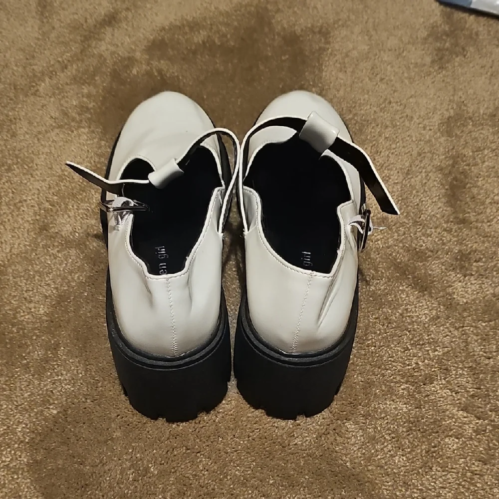 ❤️5 for $20❤️Madden Girl White Platform Shoes